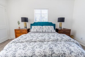 Escritorio, cuna de viaje, wifi y ropa de cama 