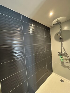 Dusche, Haartrockner, Toilettenpapier