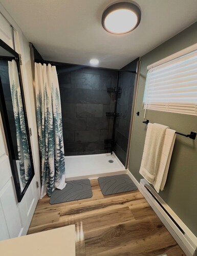 1 bedroom cottage in soothing Colorado Springs with AC- Nearby lake-Downtown