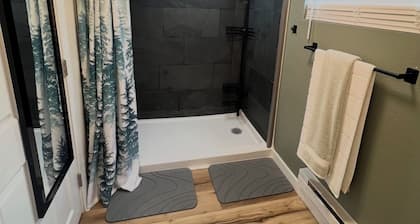 1 bedroom cottage in soothing Colorado Springs with AC- Nearby lake-Downtown