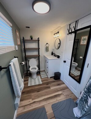 Towels, soap, toilet paper - 1 bedroom cottage in soothing Colorado Springs with AC- Nearby lake-Downtown (Colorado Springs)