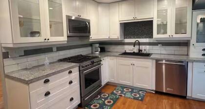 Charming 3-bedroom house in delightful Ballwin and basement is not included