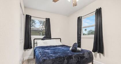 Spacious 3BR Retreat • Near Lake Hollingsworth
