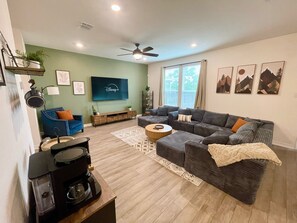 Living area - 4BR Rustic Getaway SeaWorld Lackland BMT Arcade Pool Table (San Antonio)