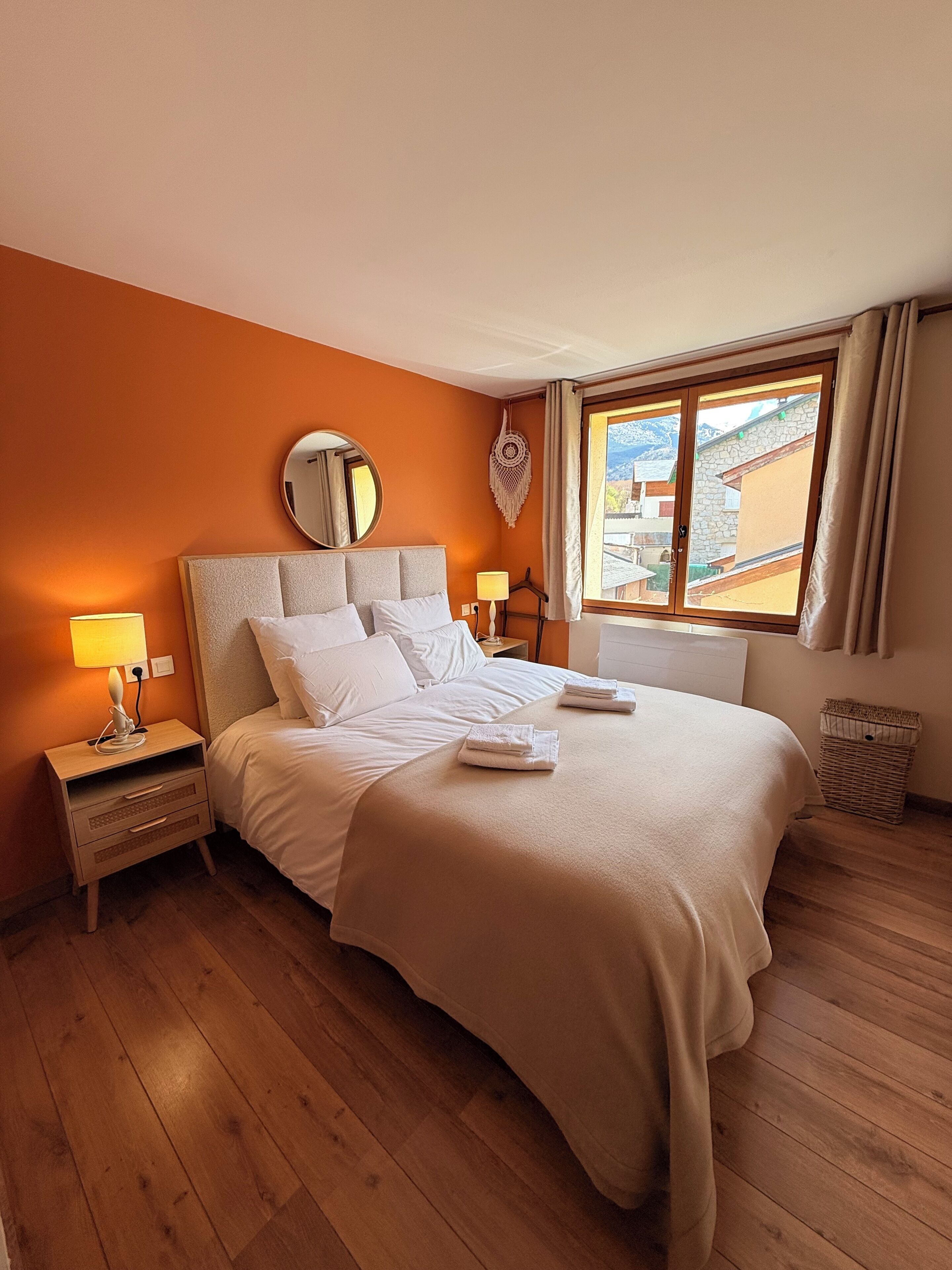 2 bedrooms, iron/ironing board, internet, bed sheets