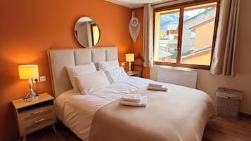 2 bedrooms, iron/ironing board, internet, bed sheets