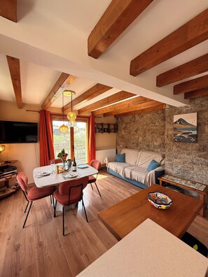 Living area - At Phil's, a warm and cozy cocoon. (Saillagouse)