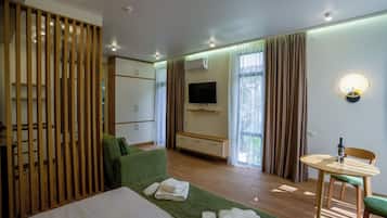 Estudio Deluxe, balcón, vista a la montaña | Cortinas blackout, tabla de planchar con plancha y wifi gratis