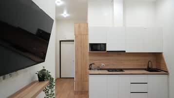 Departamento clásico, vista a la montaña | Cocina privada | Frigobar, microondas, parrilla de estufa y utensilios de cocina