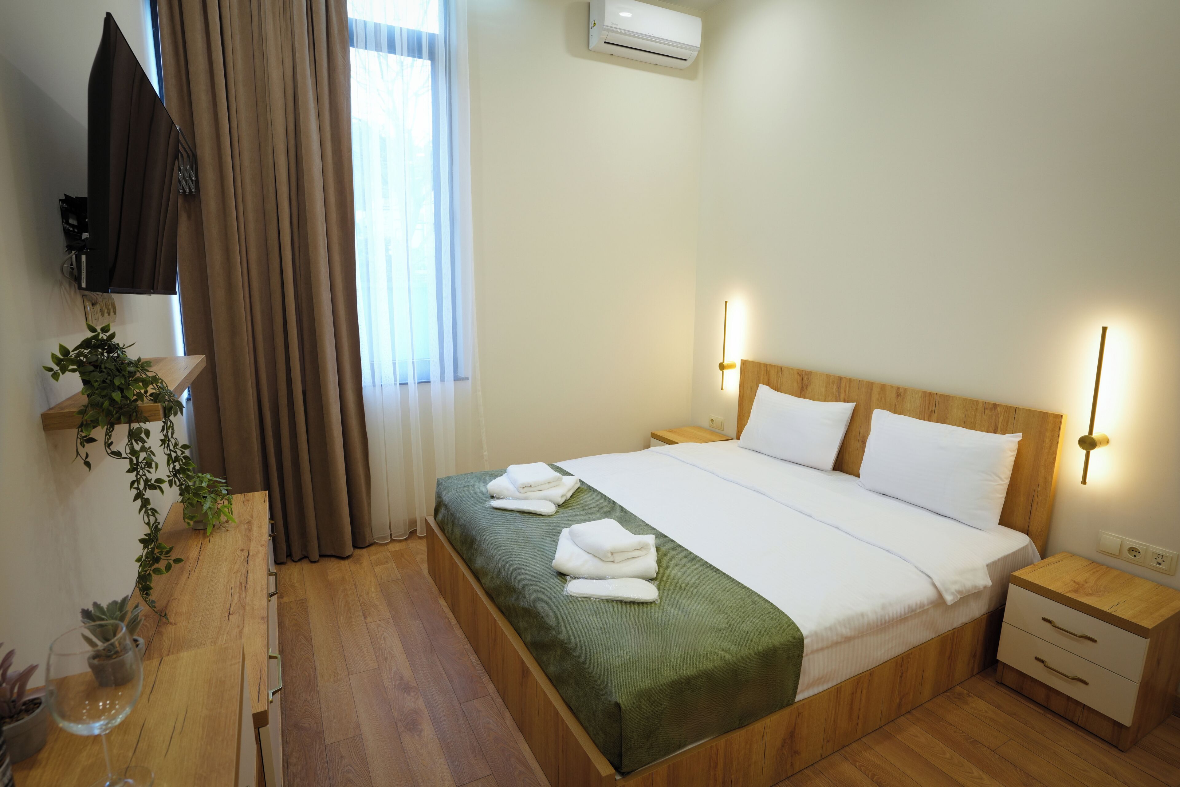 Cortinas blackout, tabla de planchar con plancha y wifi gratis 