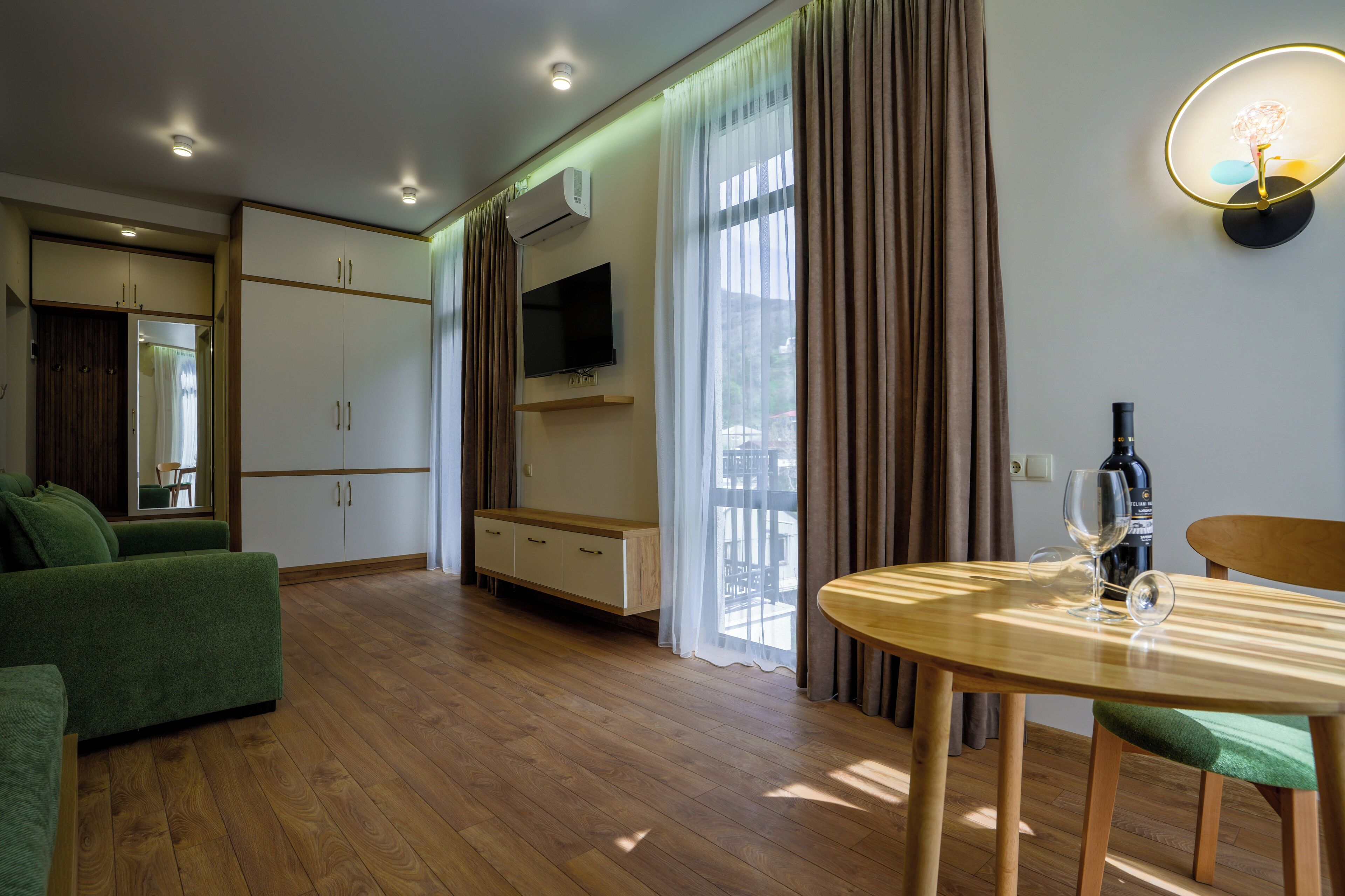 Deluxe Studio, Balcony, Mountain View | Living area