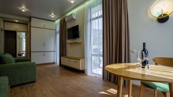Deluxe Studio, Balcony, Mountain View | Living area