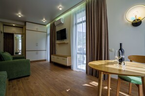 Estudio Deluxe, balcón, vistas a la montaña | Zona de estar