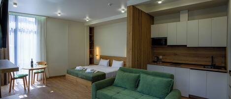 Deluxe Studio, Balcony, Mountain View | Living area
