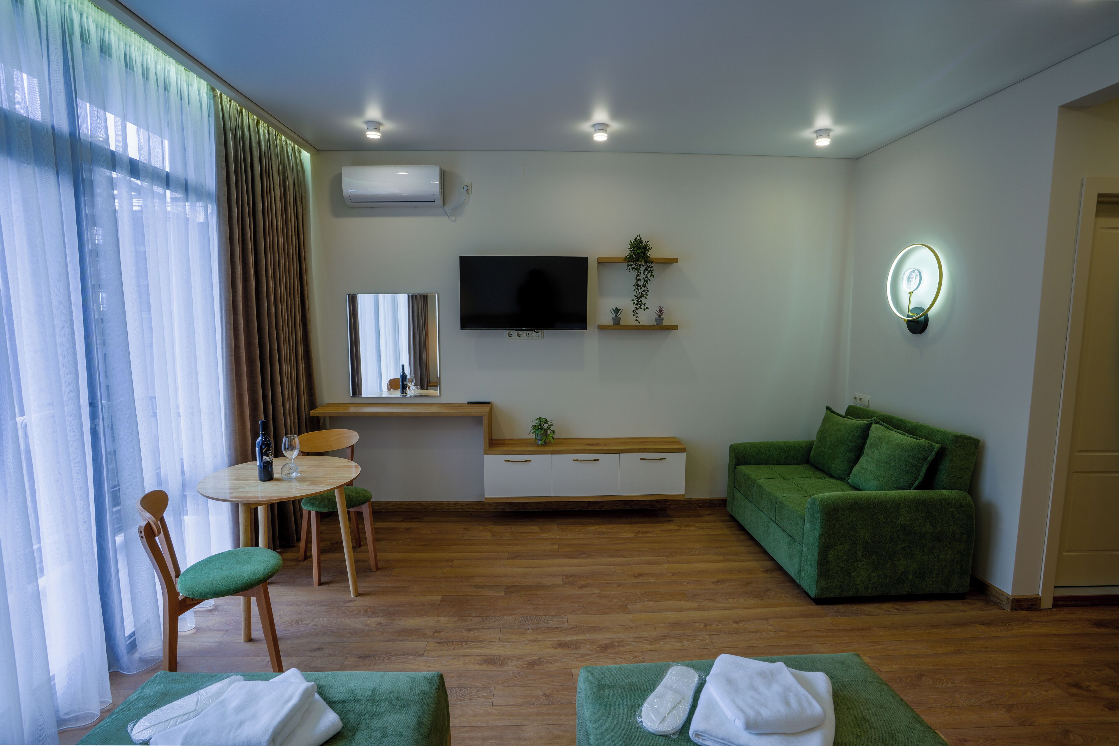 Superior studio, balkon, uitzicht op bergen | Woonruimte
