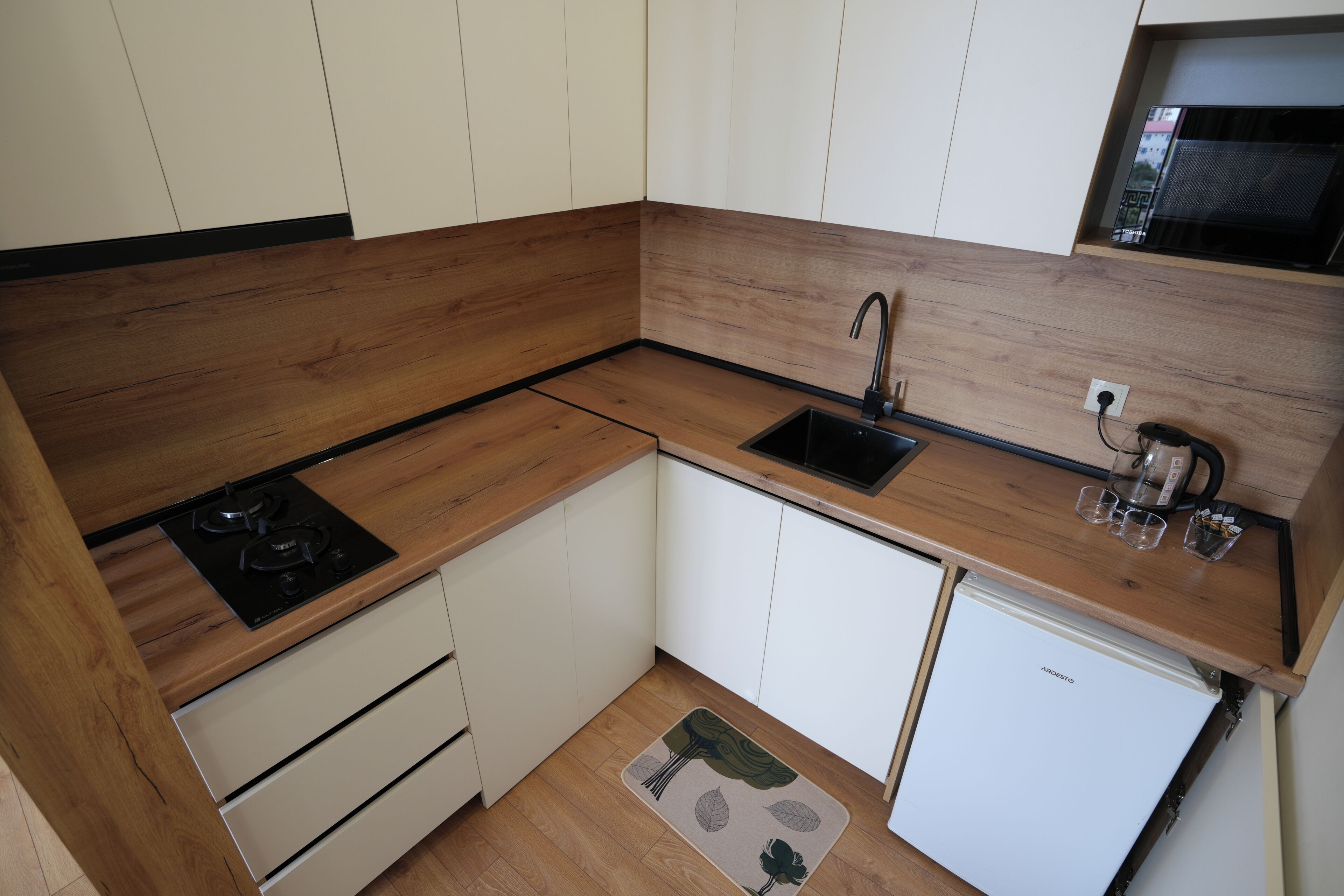Luxury Apartment, 1 Bedroom, Partial Sea View | Private kitchen | Mini-fridge, microwave, stovetop, cookware/dishes/utensils