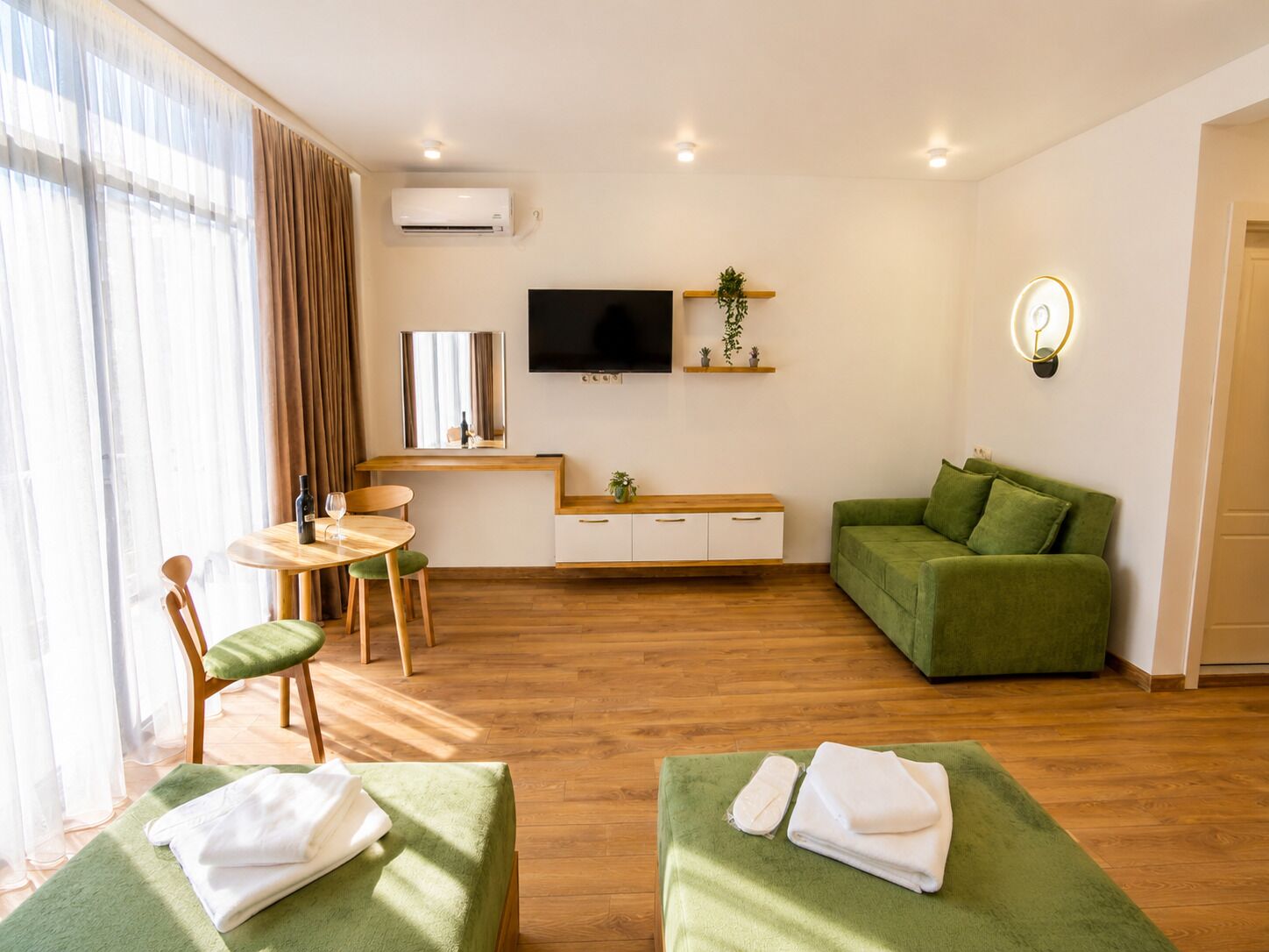 Superior studio, balkon, uitzicht op bergen | Verduisterende gordijnen, een strijkplank/strijkijzer, gratis wifi