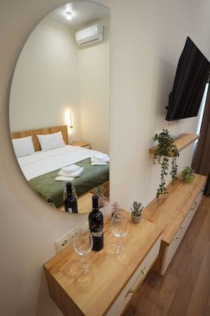 Standard Studio, Mountain View | Blackout drapes, iron/ironing board, free WiFi - PARALLEL Apartments (Gonio)