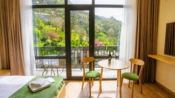 Superior studio, balkon, uitzicht op bergen | Verduisterende gordijnen, een strijkplank/strijkijzer, gratis wifi