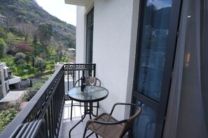 华丽开间, 阳台, 山景 | 室外用餐