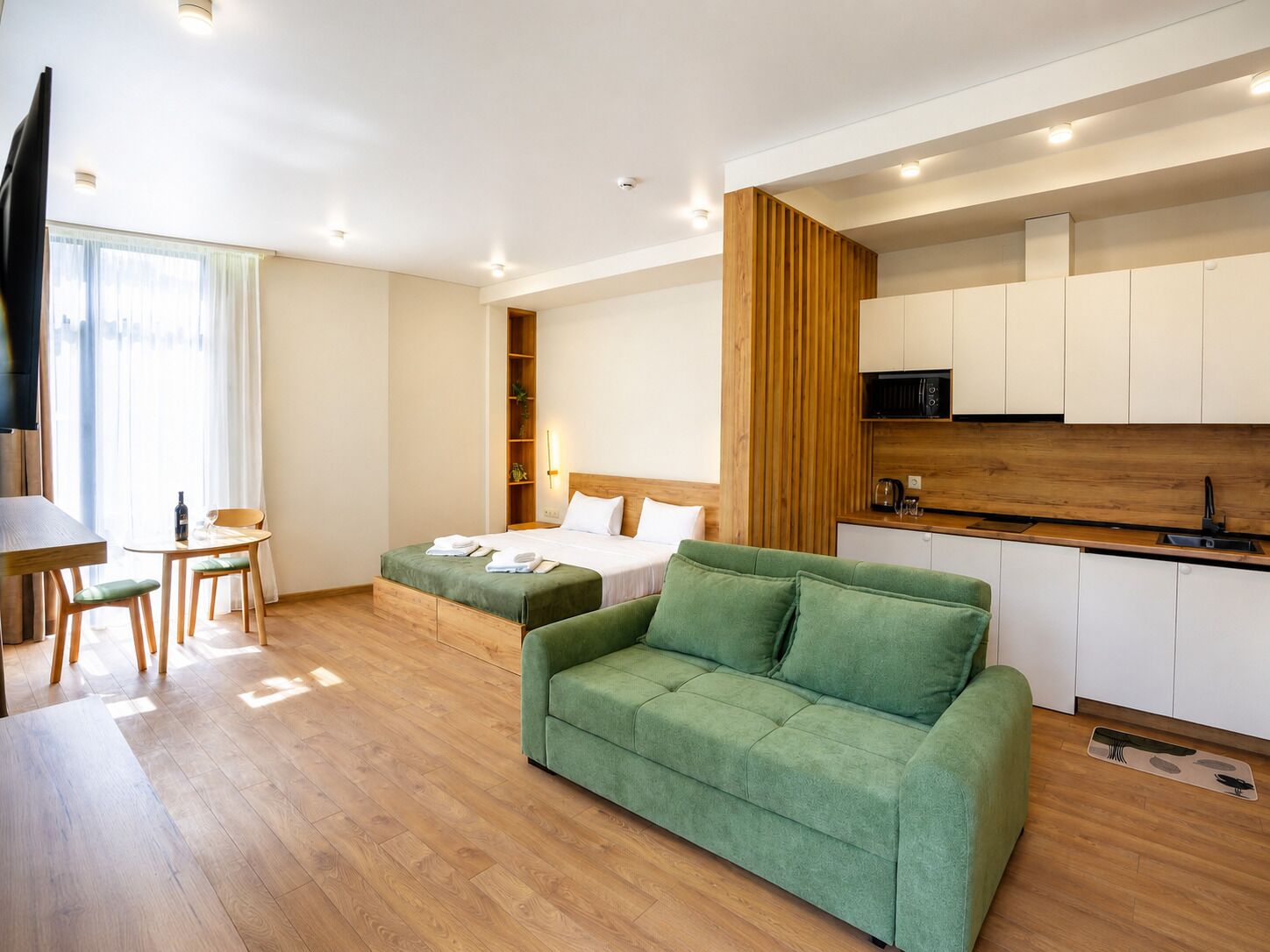 Deluxe studio, balkon, uitzicht op bergen | Verduisterende gordijnen, een strijkplank/strijkijzer, gratis wifi