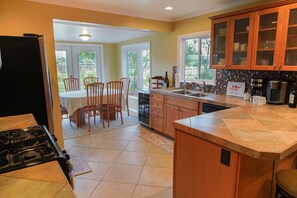 Private kitchen - Lovely 1-bedroom cottage in Santa Ynez on 4.3 acre Olive farm. Pet friendly, AC. (Santa Ynez)