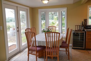 Dining - Lovely 1-bedroom cottage in Santa Ynez on 4.3 acre Olive farm. Pet friendly, AC. (Santa Ynez)