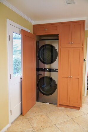 Interior - Lovely 1-bedroom cottage in Santa Ynez on 4.3 acre Olive farm. Pet friendly, AC. (Santa Ynez)