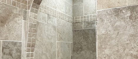 Douche, sĂšche-cheveux, serviettes fournies, savon