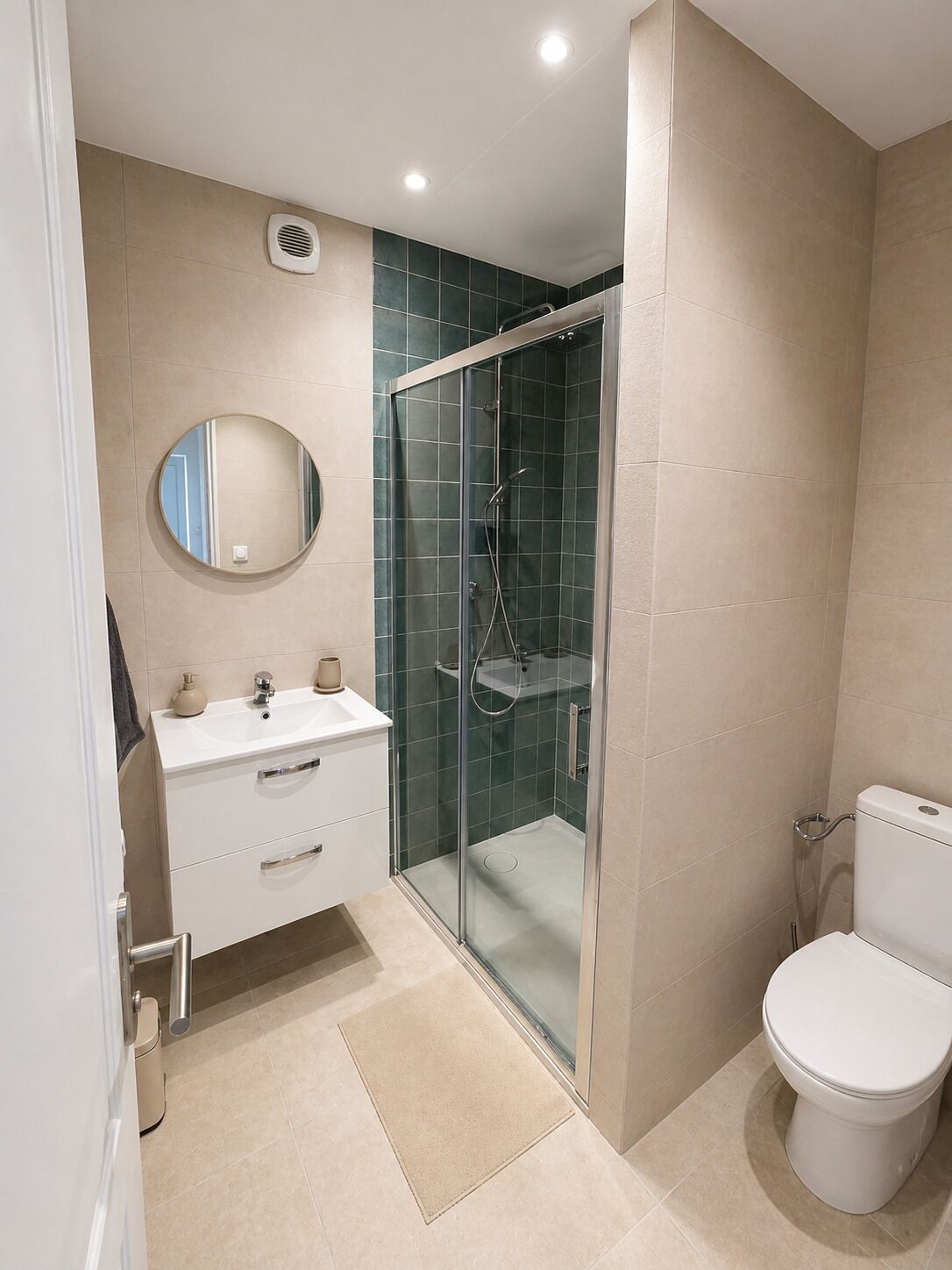 Douche, sèche-cheveux, bidet, serviettes fournies