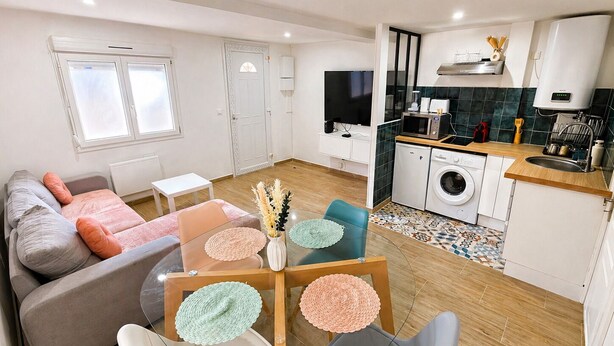 Um apartamento moderno com sala de estar, área de jantar e cozinha.