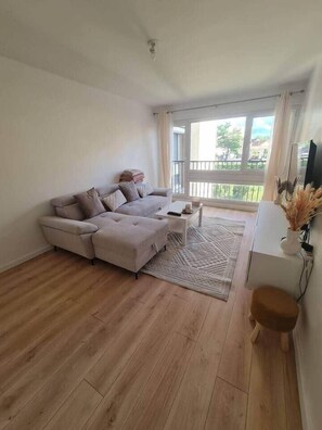 TV - Beautiful, cocooning apartment. Near Paris / C.D.G (Livry-Gargan)