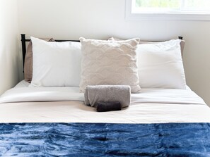 3 bedrooms, iron/ironing board, internet, bed sheets