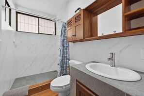 Shower, towels, soap, toilet paper - Tranquil 2-bedroom villa with AC in Playa Hermosa (Playa Hermosa)