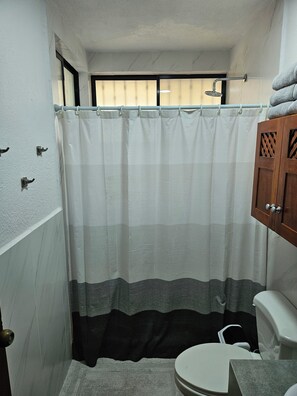 Regadera, toallas, jabón, papel de baño 