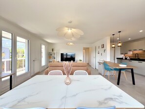 A modern apartment with a dining area, kitchen, and living space. - T3 6 personnes entre Aix-Les-Bains et Chambéry (La Motte-Servolex)
