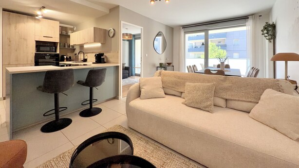 A modern apartment with a kitchen, dining area, and living room. - T4 5 personnes à 300m du Lac (Aix-les-Bains)