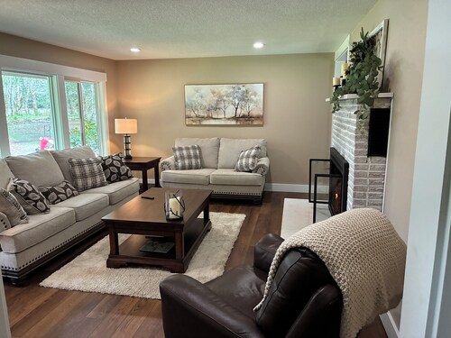 Riverfront Retreat on 5 wooded acres 20 minutes from Cannon Beach and Seaside
