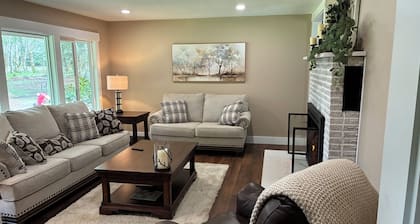 Riverfront Retreat on 5 wooded acres 20 minutes from Cannon Beach and Seaside