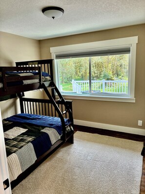3 bedrooms, iron/ironing board, free WiFi, bed sheets - Riverfront Retreat on 5 wooded acres 20 minutes from Cannon Beach and Seaside (Seaside)