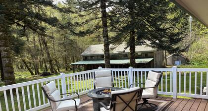 Riverfront Retreat on 5 wooded acres 20 minutes from Cannon Beach and Seaside