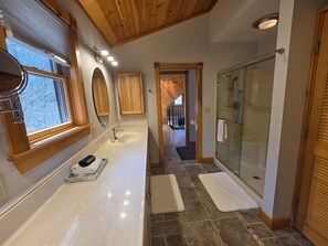 Hair dryer, towels - Luxury Mountain-Top Escape Over Moosehead Lake (Greenville)