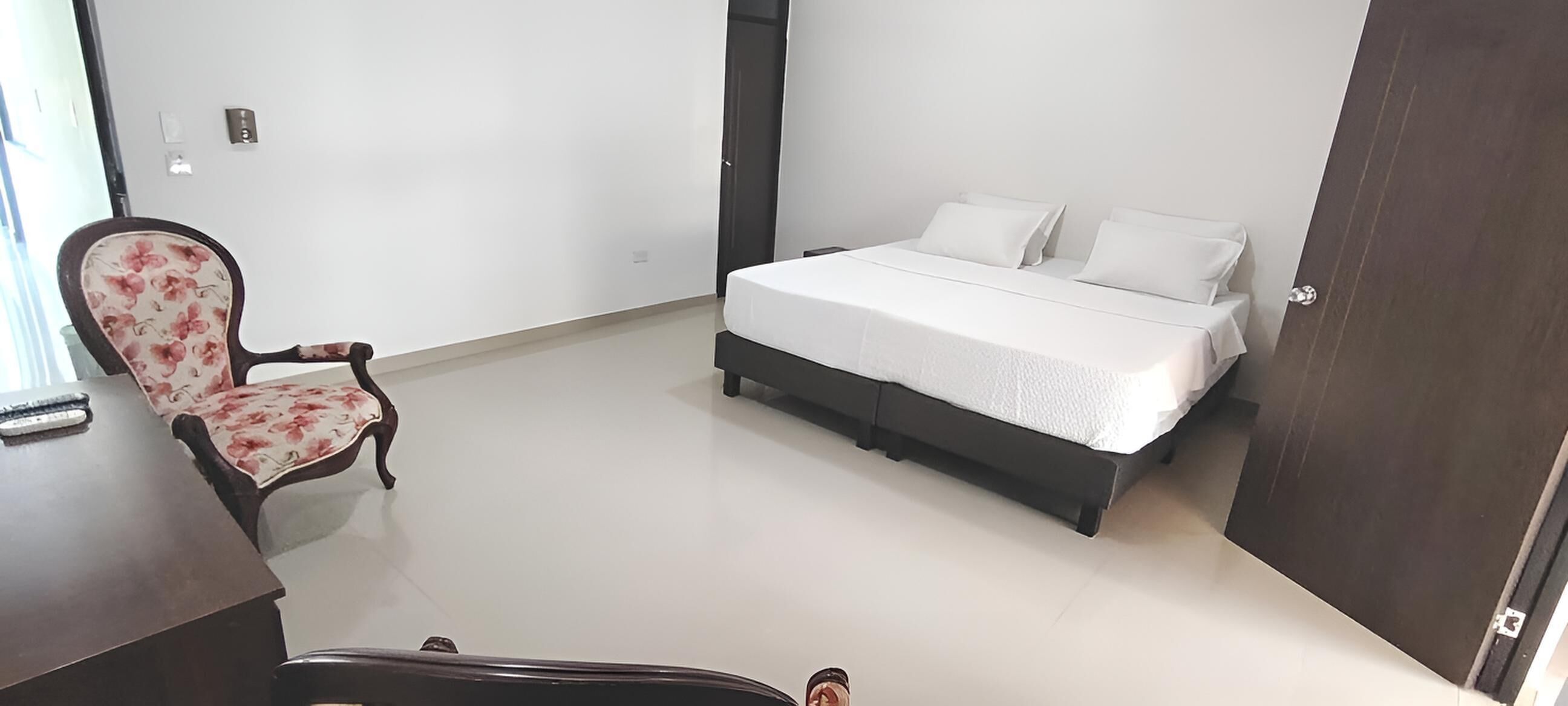 Une chambre à coucher avec un lit, une chaise et un bureau.