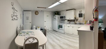Standard Apartment, Shared Bathroom (The Bears Den #1) | Dining