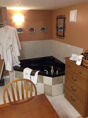 Indoor spa tub - Embleton House (Yellowknife)