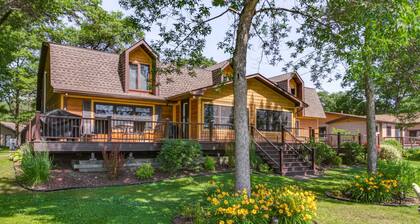 Spacious Lake Edward Retreat w/ Dock & Fire Pit!