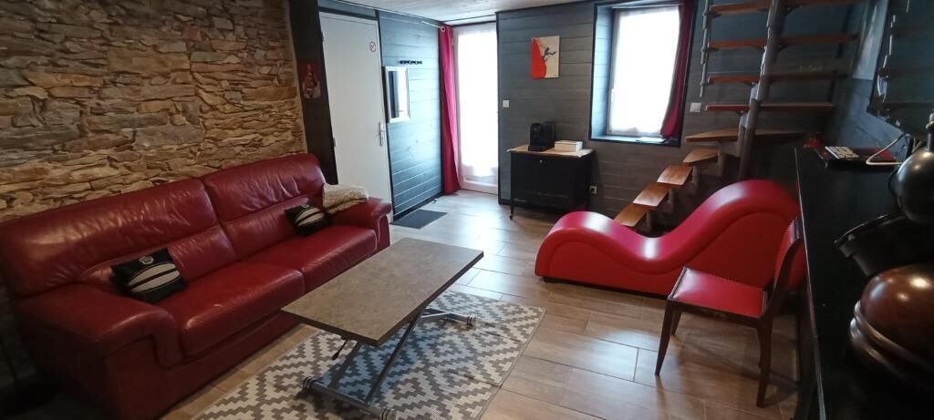 Deluxe Apartment, 1 Queen Bed, Bathtub, Garden View | Living area