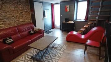Deluxe Apartment, 1 Queen Bed, Bathtub, Garden View | Living area