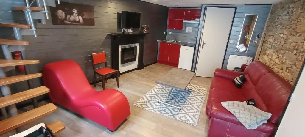 Deluxe Apartment, 1 Queen Bed, Bathtub, Garden View | Living area