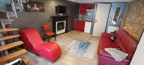 Appartement Deluxe, 1 grand lit, baignoire, vue jardin | Coin séjour